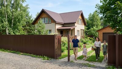 Цвет забора по RAL: как выбрать оттенок под дом и участок